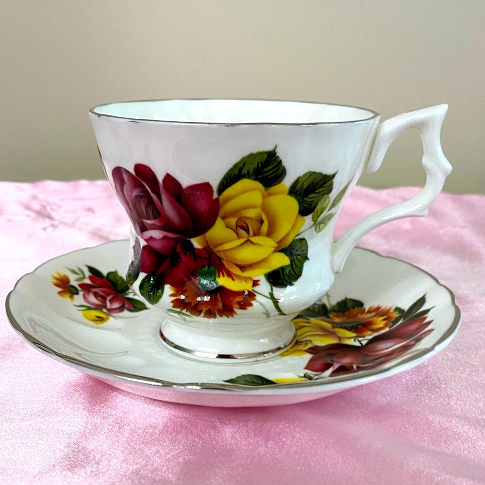 EUC VTG ROYAL WINDSOR 3082 BONE CHINA FOOTED TEACUP AND SAUCER WITH ROSES